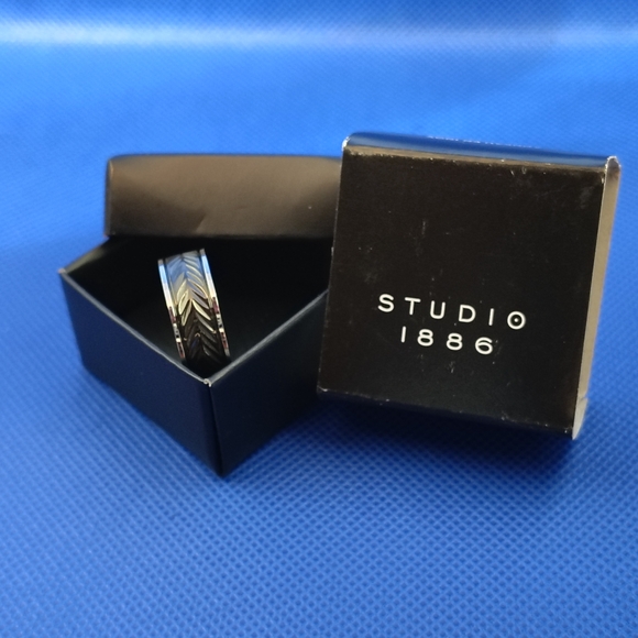 Avon Other - Studio 1886 Stainless Steel Jet-Set Band Ring